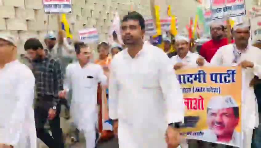 यूपी के नगर निगम/ नगर पालिका/ नगर पंचायत में फैले भ्रष्टाचार रूपी गंदगी के खिलाफ़ आज जनपद #अमरोहा की जोया नगर पंचायत में #अमरोहा के क्रांतिकारी कार्यकर्ता साथियों के साथ #गंदगी_हटाओ_झाड़ू_चलाओ पदयात्रा निकाली।

साफ़ शहर चाहिये,मोहल्ला क्लीन