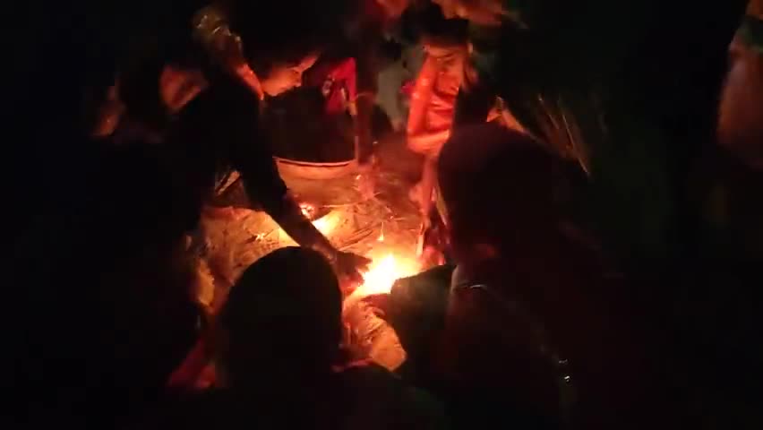 डाला लऽ बाहार भेलाऽ 
बहिनो से छोटकी बहिनो ।
सभे भैया लेल डाला छिन 
सुनु राम सजनी हे सुनु राम सजनी ।।

#मैथिली  #सामा_चकेबा
