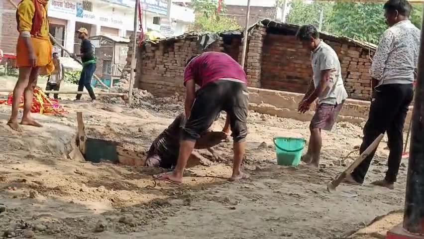 कुर्था: प्राचीन हनुमान मंदिर महावीर चौक कुर्था निर्वाण कार्य हेतु युवाओं में जोश और जुनून देखने को मिला।
#kurtha