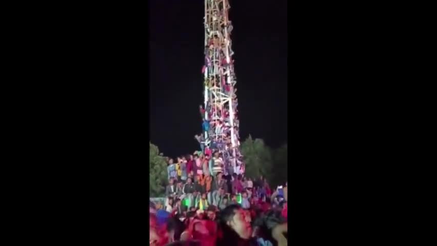 कांडी: खेसारी लाल यादव को देखने के लिए दर्शक कभी टावर पर तो कभी ताड के पेड़ पर चड जा रहे हैं। #Khesharilal#Khesarilalstageshow