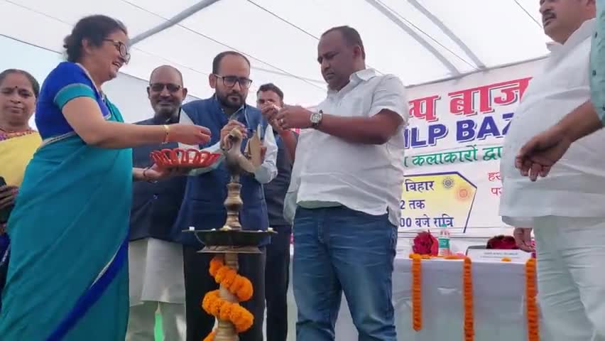 गया जिला के गाँधी मैदान में गाँधी शिल्प बाजार-2022 का द्वीप जलाकर उद्घाटन करते हुए #माननीय_कृषि_मंत्री_कुमार_सर्वजीत!