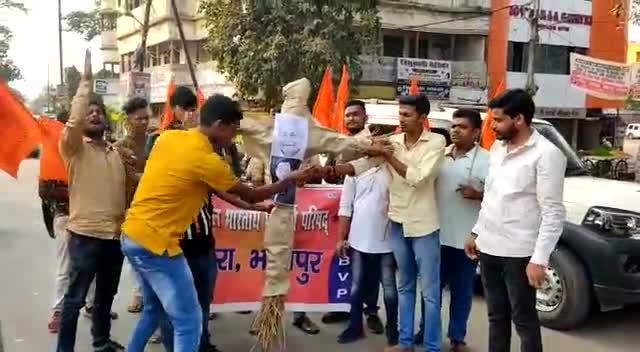 #ABVP_आरा के द्वारा बिहार में बढ़ते अपराध और आरा में हुए स्वर्ण व्यवसायी के हत्या के विरोध में स्थानीय त्रिभुवानी कोठी मोड़ पर पुतला दहन किया गया..