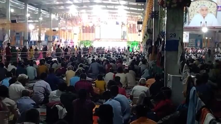 सतलोक आश्रम #इंदौर में समागम से एक दिन पूर्व सत्संग सुनती हुई पुण्यात्माएं।
#आगर #agar #कानड़ #kanad #tanodiya