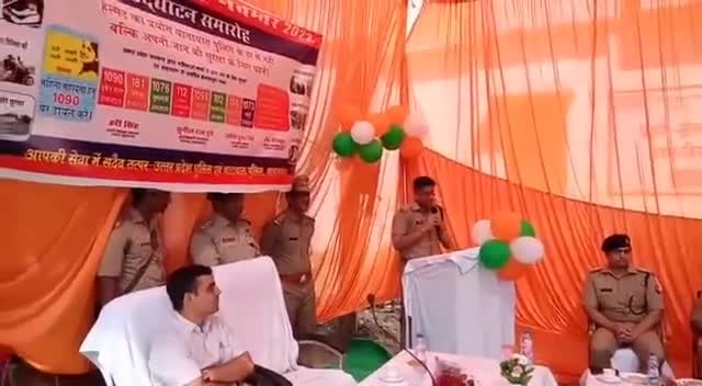 पुलिस अधीक्षक के साथ लोगों को #सड़क_सुरक्षा के प्रति जागरूक करने व यातायात नियमों के पालन हेतु