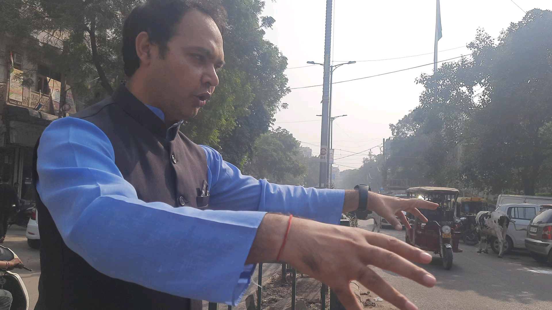 लाइव रिपोर्टिंग by Khemchand Spokesperson BJP: "PWD Delhi Sarkar की रोड के बीच में पाई जाने वाली ग्रीन बेल्ट का बुरा हाल"  

"ग्रीन एरिया धूल एवं प्रदूषण का हॉटस्पॉट बना हुआ है" धूल के कारण #DELHIPOLLUTION की समस्या और गंभीर हो रही है