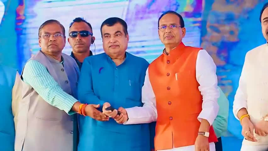 आज मंडला में ₹1261 करोड़ लागत की 329 किमी. की सड़क परियोजनाओं का केंद्रीय मंत्री श्री Nitin Gadkari जी ,मुख्यमंत्री श्री Shivraj Singh Chouhan जी के साथ रिमोट का बटन दबाकर शिलान्यास किया। 
#gatishakti
