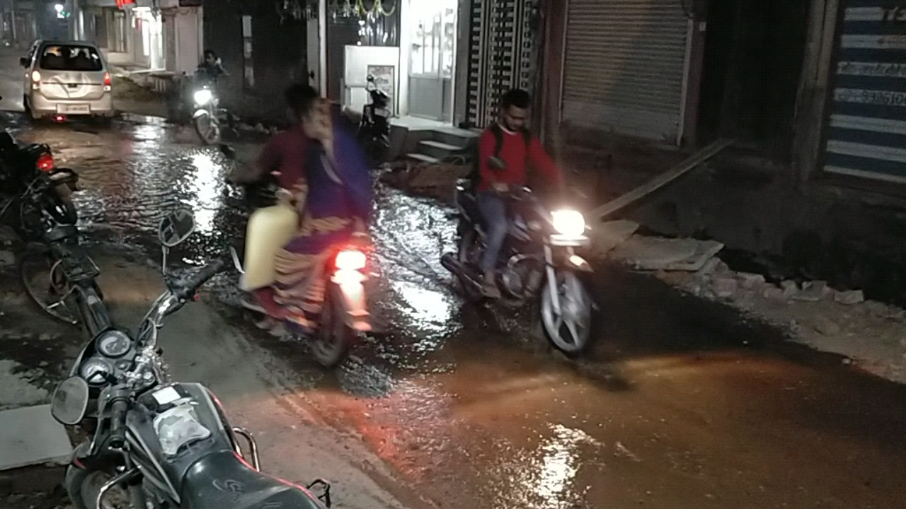 महावीर कॉलोनी संजीत नाके के पास नल लाइन फूटने के कारण हजारों लीटर पानी व्यर्थ बहा #mandsaurpolice #Mandsaurnagarpalika