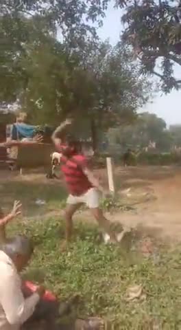 -जमीनी रंजिश में दबंगों ने युवती पर किया हमला

युवती को बचाने आय भाई को भी पीटा
#kannauj #crimealert #utarpradesh