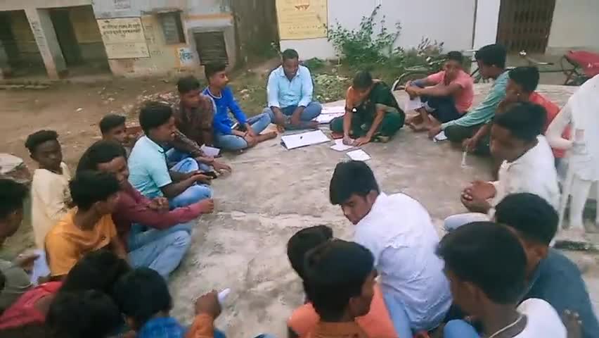 मोहनपुर: #छात्रों ने कहा. कि   "छात्रों का नामांकन का वैधानिक अधिकार विद्यालय के प्रभारी प्रधानाध्यापिका के माध्यम से लिखित मिले।