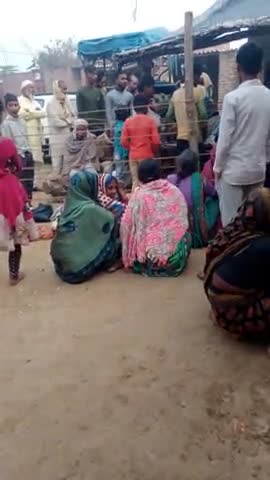 #तिलहर ब्लाक के ग्राम डभौरा में गल्ला वितरण केन्द्र पर सुबह से ही लोगों की भीड़ देखने को मिली।
#tilharnews #morningupdat