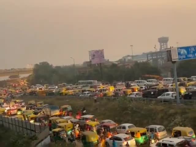 #कार्तिक पूर्णिमा के मौके पर #पटना में लोगों की भारी भीड़, जेपी सेतु पर लगी वाहनों की लंबी कतारें। #KartikPurnima #patna