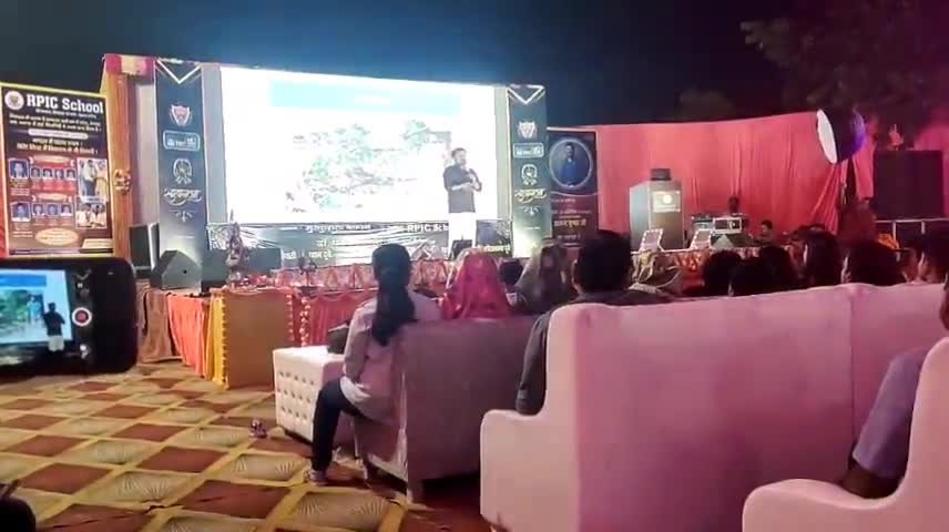 आरपीआईसी विद्यालय में गरीबों के मसीहा आनंद कुमार का हुआ आगमन
#रिपोर्ट:फणींद्र कुमार मिश्र व सतीश कुमार मिश्र