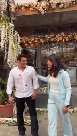 सलमान खान ने मुक्केबाज निकहत जरीन की ख्वाहिश पूरी की, दोनों ने साथ में आइकॉनिक गाना फिल्माया। #salmankhan #nikhatzareen
