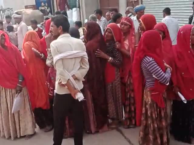 दूनी: यूरिया खाद लेने के लिए उमड़ी कृषकों की भीड़

#खाद #uriya #khad