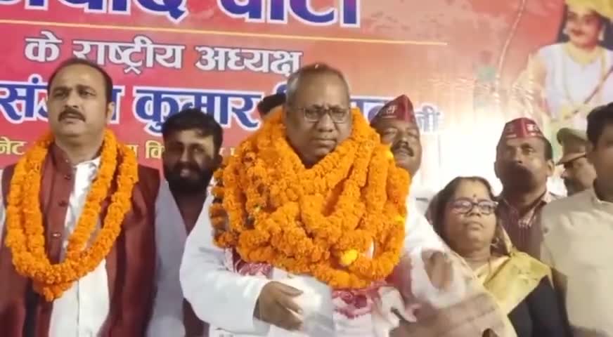 #यूपी सरकार के #मंत्री संजय निषाद पहुचे देवरिया, #निषाद पार्टी के #कार्यकर्ता #सम्मेलन में हुये शामिल।