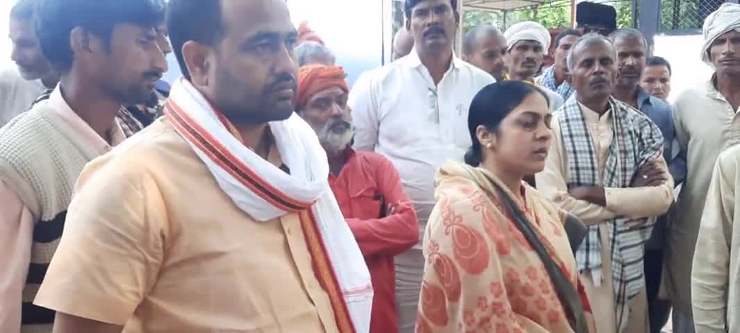 #पोस्टमार्टम के लिए लाया गया शव पूर्व विधायक रिंकी रानी पाण्डेय,प्रमुख  राघवेन्द्र प्रताप गुरु मृतक को पाँच लाख मुआवजा