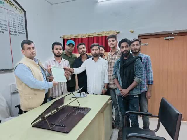 डेंगू का प्रकोप सहित अन्य कई जनसमस्याओं को लेकर  युवा साथी के साथ बीडीओ रितेश कुमार सिंह को ज्ञापन सौंप कर जल्द से जल्द सभी समस्याओं का निदान के लिए मांग किया हूं।

#RajeshRanjan #PappuYadav #dmsupaul