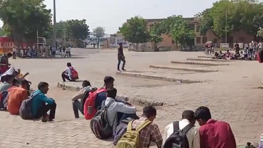 Barmer :- #बाड़मेर बस डिपो पर वनरक्षक परीक्षा के लिए 🆓 यात्रा के लिए अभ्यर्थियों की लगी भारी भीड़
#Barmer
#वनरक्षक