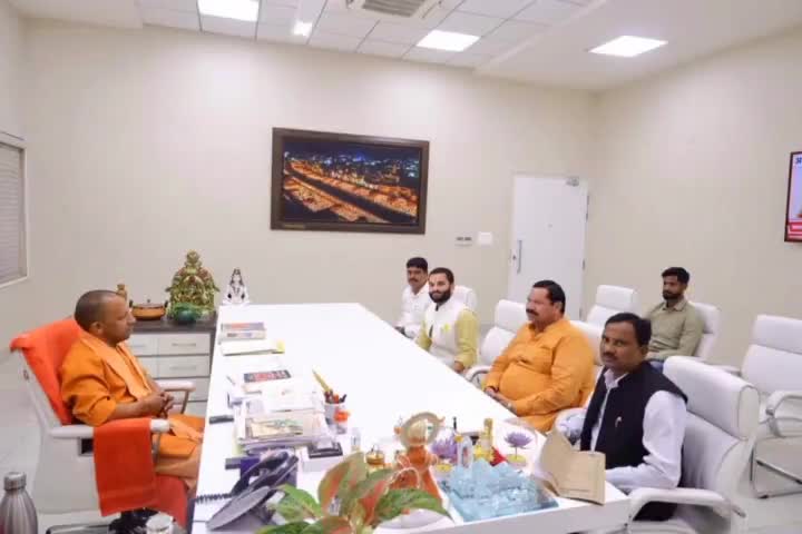गोला गोकरणनाथ: नवनिर्वाचित विधायक अमन गिरी ने की मुख्यमंत्री से मुलाकात, गोला कॉरिडोर व मुंसिफ कोर्ट को लेकर की चर्चा