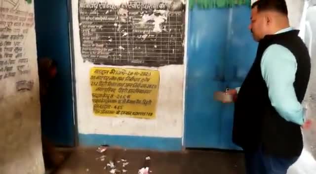 आज अपने 212 डेहरी विधानसभा क्षेत्र के कैनाल रोड स्थित राजकीय प्राथमिक विद्यालय के औचक निरीक्षण के वक्त विद्यालय में #गंदगी के #अंबार को सबसे पहले साफ करवाया !!