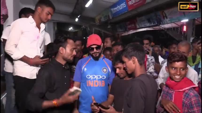 इस विराट के दीवाने इतने है फैन्स की ट्रेन से भी कूद पड़े बस एक झलक देखने के लिए!
#public #viratkohli #Musharrafazam