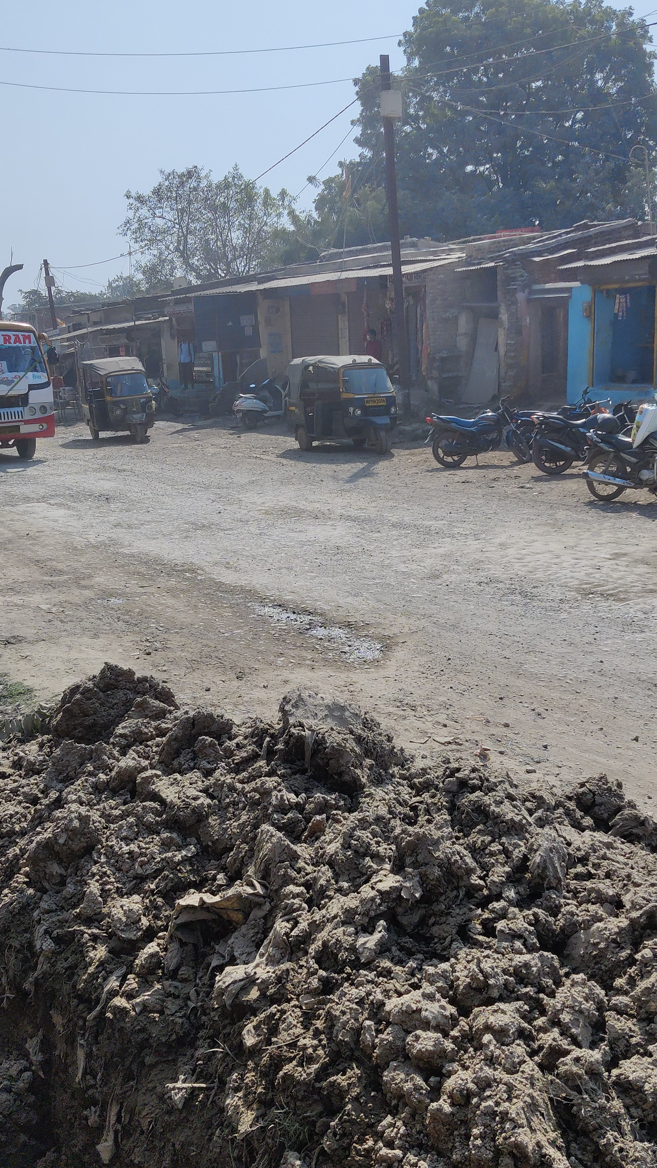 madhovgarh Road यह सतना रीवा रोड है माधवगढ़ की यह रोड आप देख सकते है किस तरह धूल उड़ती है #satnanews #madhovgarh