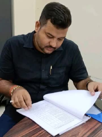 राजकीय मध्य विद्यालय (कैनाल रोड, डेहरी) का औचक निरीक्षण करने के बाद वहां के शिक्षकों की #लापरवाही को "प्रखंड शिक्षा पदाधिकारी" (डेहरी) से अवगत कराते हुए !!
