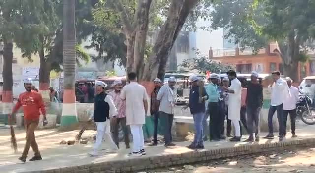 तिरंगा शाखा के कार्यकर्ताओं ने सीतापुर शहर मे लगाई विभिन्न स्थानों पर झाड़ू 
#आम आदमी पार्टी