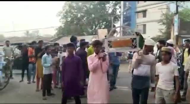 पाकुड़ :-  #हत्या_आरोपी के #गिरफ्तारी की मांग को लेकर परिजनों ने किया #थाने_का_घेराव ।