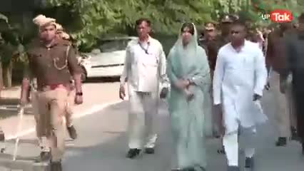 #Mainpuri: डिंपल यादव ने कलेक्ट्रेट ऑफिस पहुंच कर नामांकन पत्रदाखिल किया. #samajvadiparty  #manpurielection#byelection