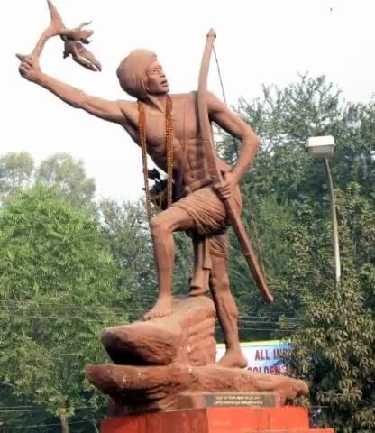 आदिवासियों को जल, जंगल, जमीन और स्वाभिमान की लड़ाई लड़ना सिखाने वाले, अदम्य साहस एवं वीरता के प्रतीक बिरसा मुंडा जी की जयंती पर कोटि-कोटि नमन🙏🏻
 #धरती_आबा_बिरसा_मुंडा
