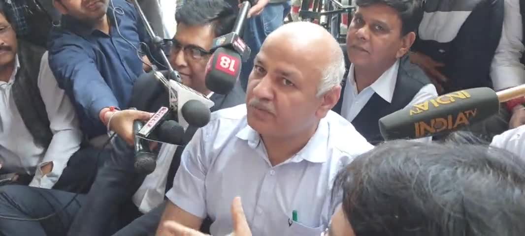 दिल्ली में चुनाव आयोग दफ्तर के बाहर धरने पर बैठे मनीष सिसोदिया। बीजेपी पर लगाए आरोप।#delhi_ #aap
