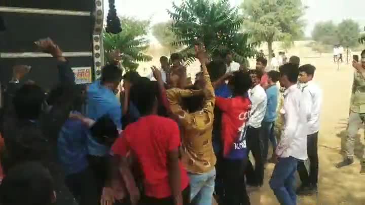 सिंधु गांव के खो-खो मैच में जीत की खुशी।
🥇सिंधू 
     v/s
🥈लाखासर
डीजे पर नाच कर मनाया जीत का जशन 🎉🎉#pandit4517_