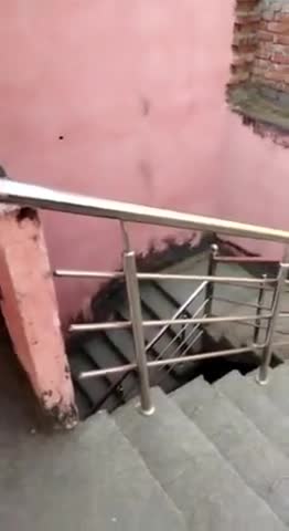 पता नहीं किस बुद्धिमान ने राजपुतान मुहल्ला स्थित "प्राथमिक विद्यालय" में निर्माण कार्य करवाया था, आप ध्यान से देखिए विद्यालय में छत के ऊपर जाने के लिए सीढ़ियों पर #स्टील की घेराबंदी की गई हैं वही दूसरी ओर विद्यालय की छत पर घेराबंदी ही नही है