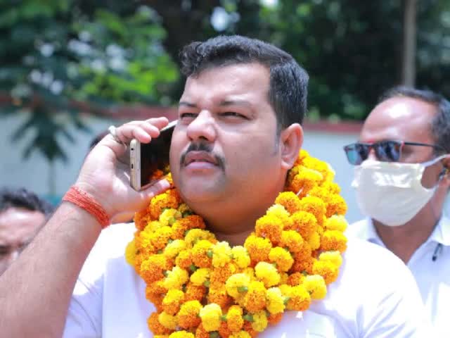 राजपूतान मुहल्ला स्थित "प्राथमिक विद्यालय" का #निरीक्षण करने के उपरांत वहां मध्यान्ह भोजन शुरू करवाने हेतु डेहरी प्रखंड के #मध्यान्ह_भोजन_प्रभारी श्री ललन राम जी से आग्रह करते हुए !!