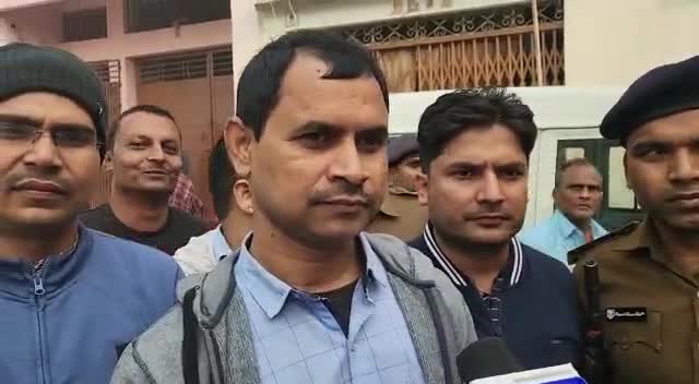 डुमरा: #सीतामढ़ी जिले में ड्रग इंस्पेक्टर नवीन कुमार को दो लाख 70 हजार रिश्वत लेते हुए निगरानी टीम ने पकड़ा।।