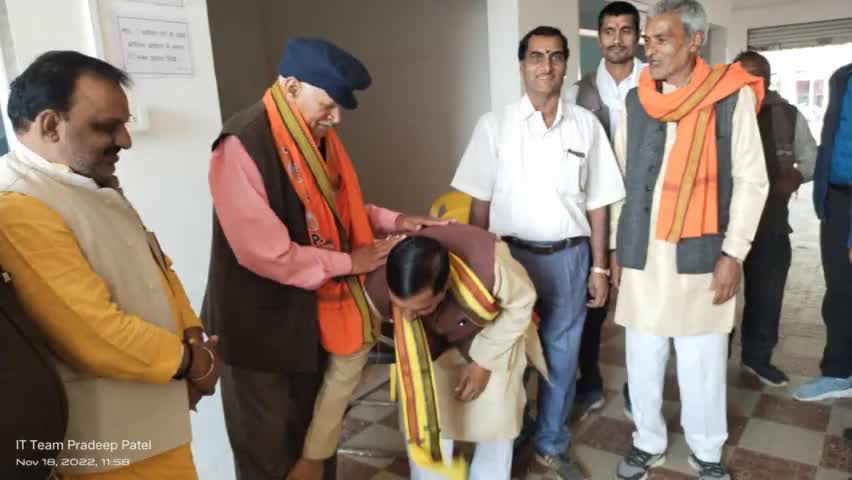 #मऊगंज_विधानसभा

भारतीय जनता पार्टी की सरकार द्वारा चलाई जा रही जनहितैषी योजानाओं एवं मऊगंज विधायक मान. प्रदीप पटेल जी के कुशल नेतृत्व से प्रभावित होकर ग्राम हिड़वार निवासी वरिष्ठ अधिवक्ता श्री श्यामाचरण पाण्डेय जी आज भा