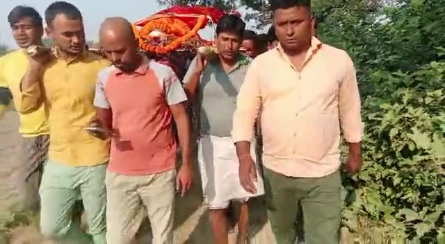 ग्राम महुआरी के राम अवतार सिंह के #मृत्यु की दुःखद #समाचार सुनकर दाह #संस्कार में सामिल हुवे।  #Hemant Singh kushwaha #सिवान (#बिहार)