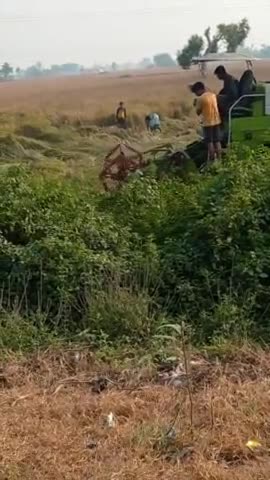 महाराजगंज: खेत मे पानी के वजह से चैन वाला कम्पायन धान कटाई कर रहा है#publicappnews #newsportalindia2@