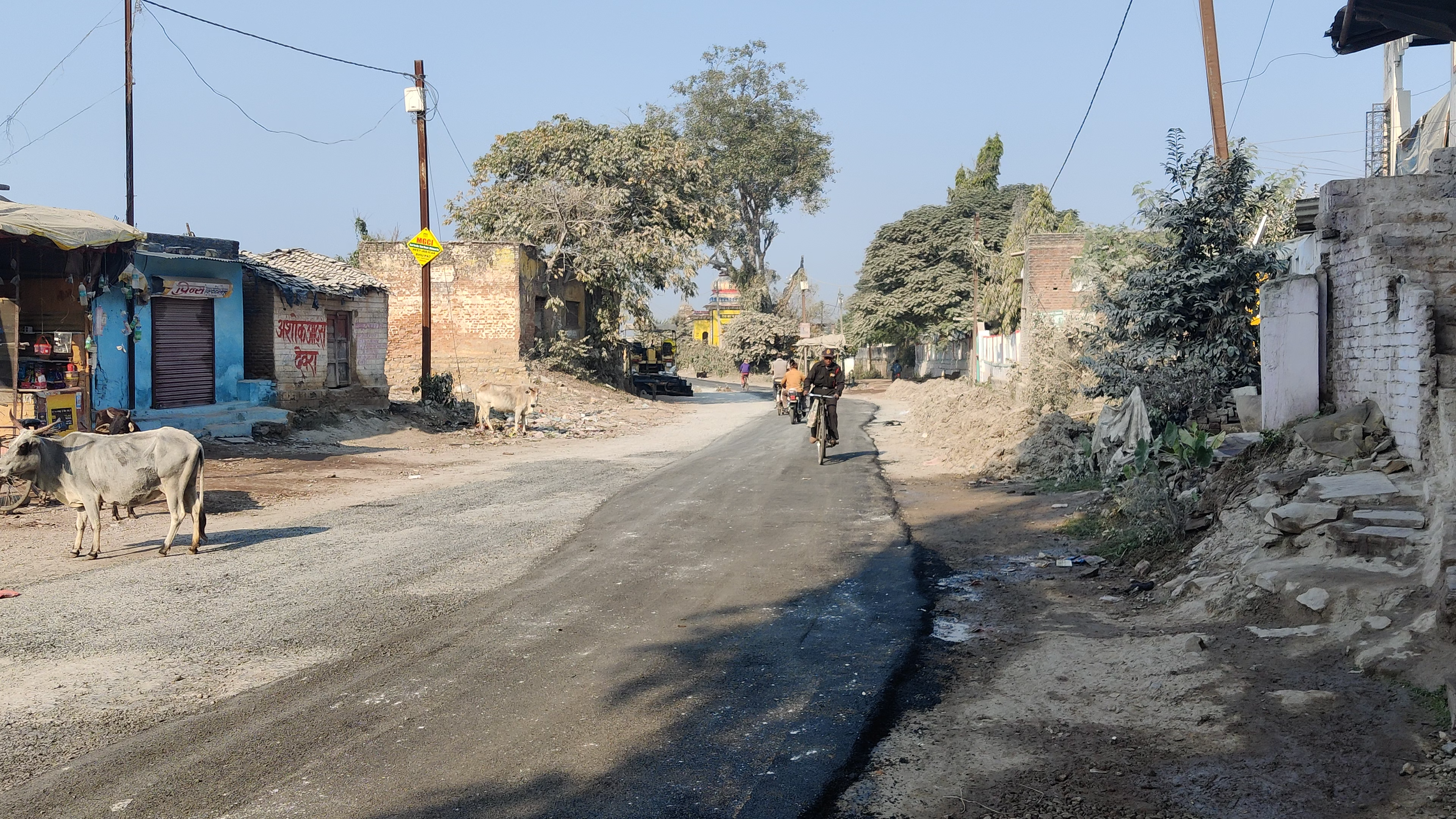 माधवगढ़ सतना: माधवगढ़ की रोड में हुआ डामरीकरण अब देखना यह है कि यह रोड कब तक चलती है #satnanewsnetwork #madhovgarh #rod