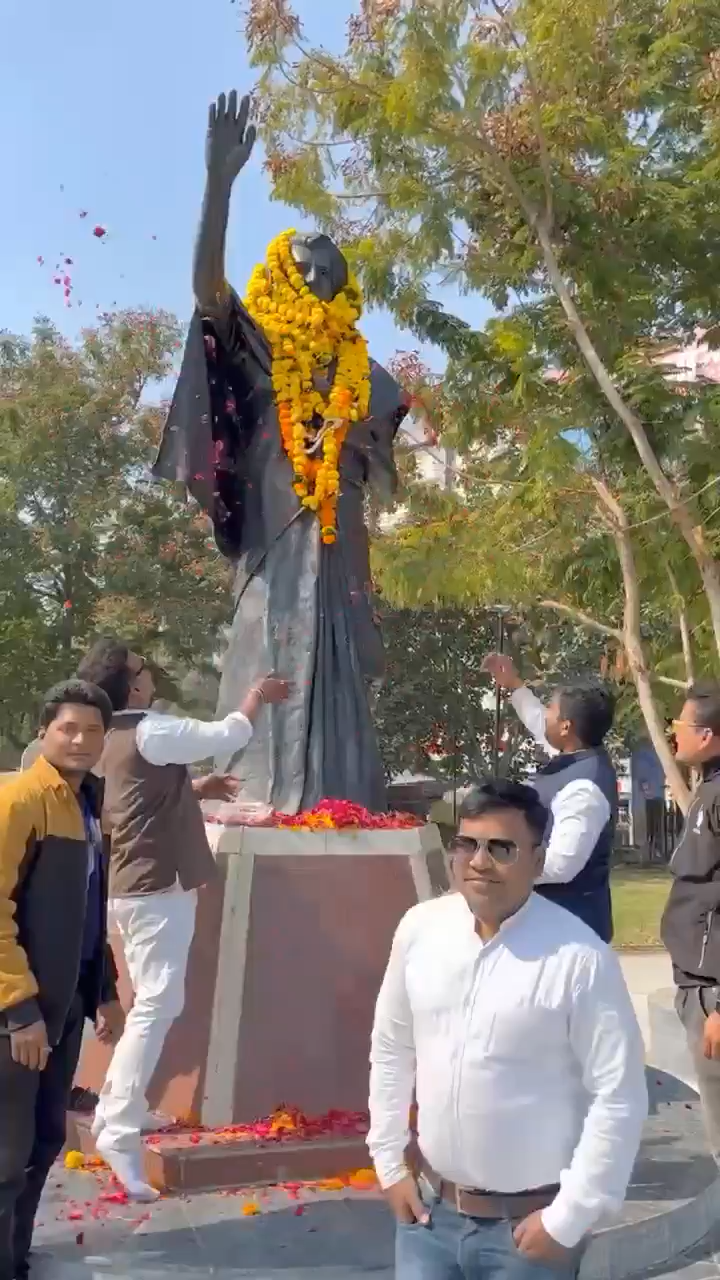 देश की प्रथम महिला प्रधानमंत्री, भारत रत्न,  स्व.श्रीमती इंदिरा गांधी जी की जयंती पर उन्हें सादर नमन्  🙏
#IndiraGandhi