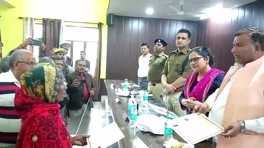 आज #बांगरमऊ_तहसील दिवस में #जिलाधिकारी व #पुलिस_अधीक्षक  के साथ जनता की समस्याओं का निस्तारण किया एवं मुख्यमंत्री कृषक दुर्घटना योजना के अंतर्गत दिवंगत किसानों के परिजनों को पांच लाख रुपये का प्रमाण पत्र दिया।