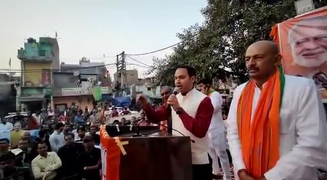 केजरीवाल दिल्ली को समस्याओं में धकेल रहे हैं वही मोदी जी लगातार दिल्ली वालों के हित के लिए विकास के कार्य कर रहे हैं


#VijaySankalpRoadShow #BJP #Delhi #AAP #MCD #Election