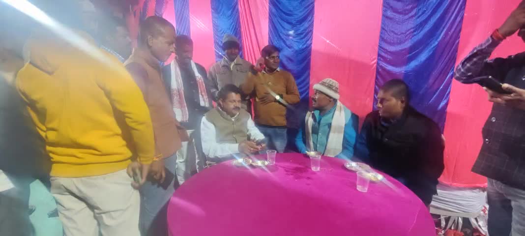 कोशी पंचायत अन्तर्गत ग्राम टोंगरा निवासी मदन मोहन वैद्य जी के पुत्र के तिलकोत्सव में शामिल होकर बधाई एवम शुभकामनाएं दिया।
#हुसैनाबाद #BJPJharkhand