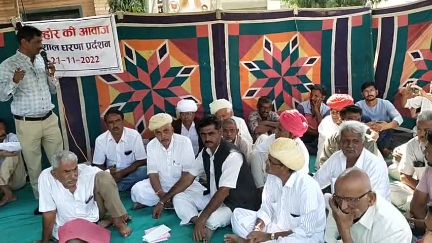 #बजरी की अवैध वसूली पर किसानों ने एसडीएम कार्यालय के बाहर दिया धरना
