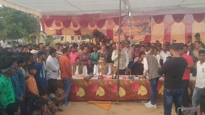 छतरपुर: #पिपरा बाजार में हो रहे मार्शल क्रिकेट टूर्नामेंट का फाइनल मुकाबला छतरपुर बनाम औरंगाबाद के बीच हुआ जिसमे छतरपुर विजयी