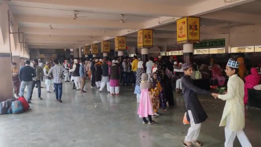 सतना स्टेशन: सतना के स्टेशन में आज भारी तादात में उमरा के लिए जा रहे यात्री#satnanewsnetwork #satna_news_network