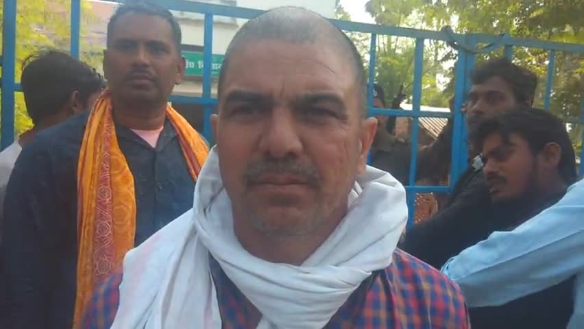 दुल्हिन बाज़ार: #किसान भवन किसान को #अनुदान वाला बीज लेने में हो रहा है काफी #दिक्कत,किसान ने इस की जानकारी दी...