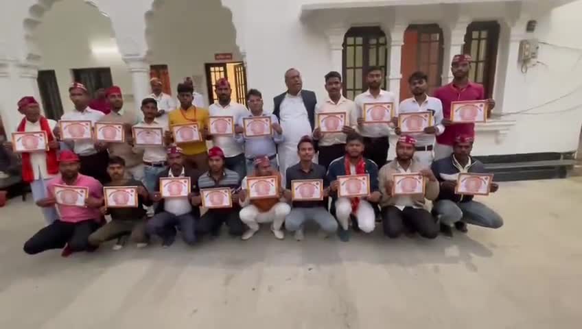 लखनऊ आवास पर आदरणीय कैबिनेट मंत्री Dr.Sanjay Kumar Nishad जी ने उत्कृष्ट कार्य करने वाले Political Fighter–
#nishadparty