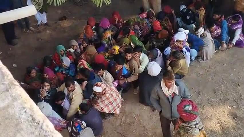 कोटड़ी: कांटी पंचायत में यूरिया के लिए लगी चारों तरफ लाईन। 
#panchayat #yuriya #khaad #kanhaiyakotri
